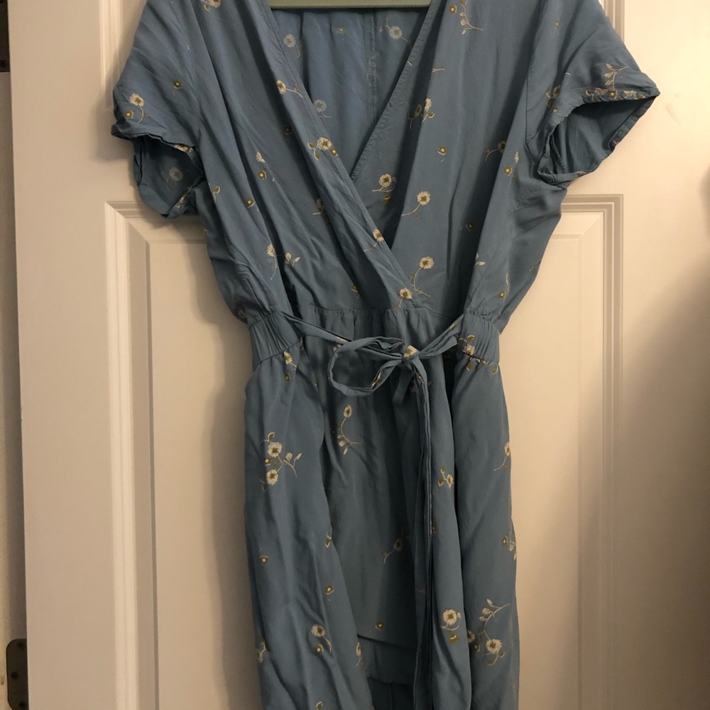 Blue floral dress with pockets, tie around the waist, hook and eye closure. XL